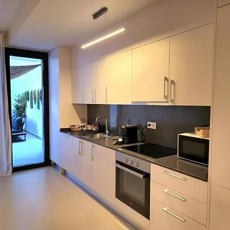 Apartment Samuel Luxury 2bedroom Apartment, Large Patio, Free Wifi And Private Parking By Namaste Elite *