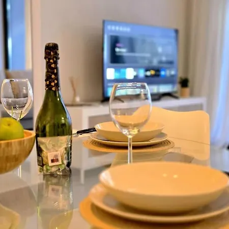 Apartment Samuel Luxury 2bedroom Apartment, Large Patio, Free Wifi And Private Parking By Namaste Elite