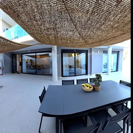 Apartment Samuel Luxury 2bedroom Apartment, Large Patio, Free Wifi And Private Parking By Namaste Elite *