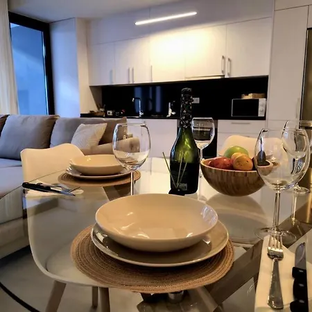 Apartment Samuel Luxury 2bedroom Apartment, Large Patio, Free Wifi And Private Parking By Namaste Elite