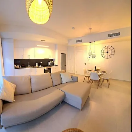 Samuel Luxury 2bedroom Apartment, Large Patio, Free Wifi And Private Parking By Namaste Elite Apartment *
