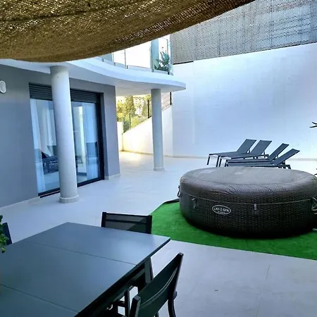 Samuel Luxury 2bedroom Apartment, Large Patio, Free Wifi And Private Parking By Namaste Elite Apartment *